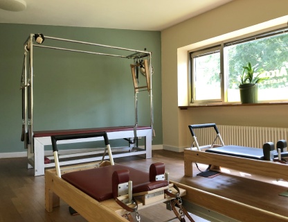 Trapez-Übungsgerät (Hintergrund) und Reformer-Übungsgeräte (Vordergrund)  im Arcoverde-Studio Prenzlauer Berg, Bild: Paul Kramer